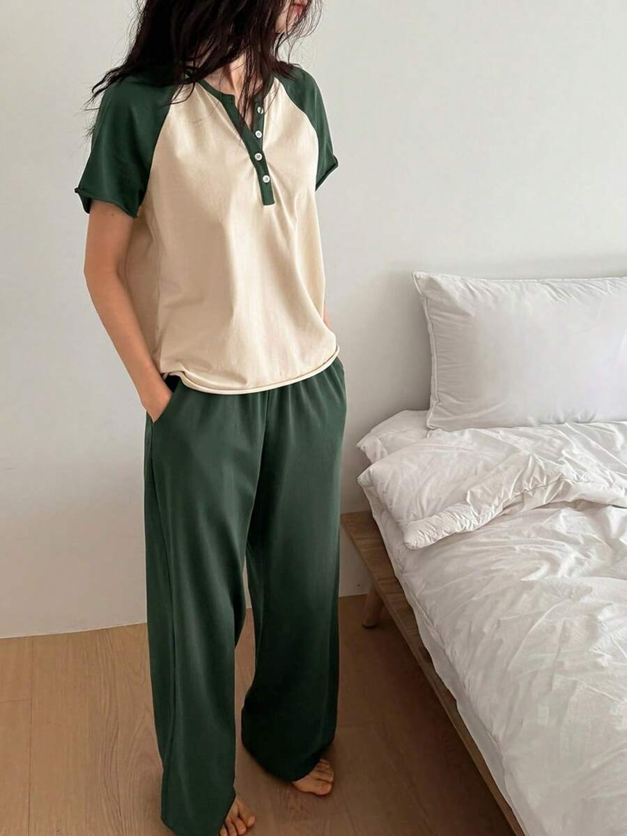DAZY 休閒配色插肩袖寬鬆短袖T恤 & 直筒長版睡褲 2件組 夏日女款居家休閒套裝 - 墨綠色 - 查看 1