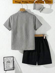 SHEIN 青少年男孩休閒短袖V領上衣與短褲套裝 - 灰色 - 查看 6
