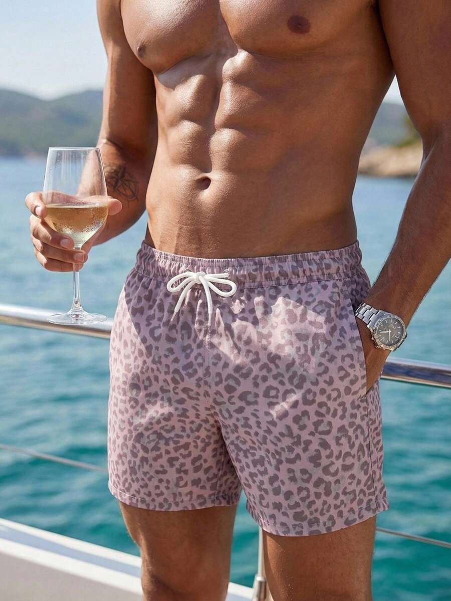 Manfinity Swimmode Pantalones cortos casuales de playa con estampado de leopardo, cintura con cordón y bolsillos para hombre, vacaciones - Rosa vieja - Ver 1