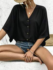 SHEIN Holidaya 女款杏色與黑色拼接優雅純色V領插肩袖鈕扣裝飾海灘度假風春夏季新款百搭設計細節上衣，V領蝙蝠袖上衣，前鈕扣，百搭，休閒度假上衣 - 黑色 - 查看 5