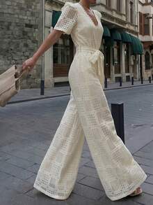 Modelyn 女款春夏季杏色編織刺繡鏤空V領水溶蕾絲短袖收腰腰帶直筒連身褲，適合通勤與休閒穿著 - 杏色 - 查看 7