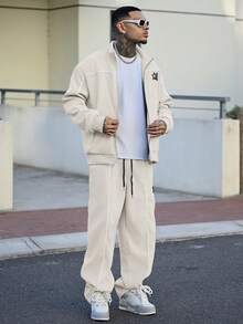 Devon Thys Conjunto de chaqueta con cremallera y bordado de letras y pantalones largos con cordón en la cintura para hombre, ropa de otoño - Beis - Ver 2