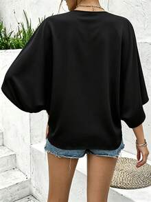SHEIN Holidaya 女款杏色與黑色拼接優雅純色V領插肩袖鈕扣裝飾海灘度假風春夏季新款百搭設計細節上衣，V領蝙蝠袖上衣，前鈕扣，百搭，休閒度假上衣 - 黑色 - 查看 2