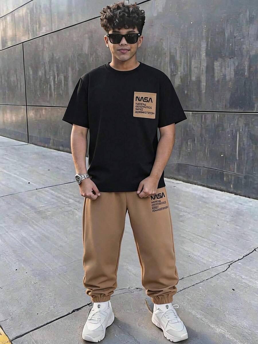 SHEIN 青少年男孩 2件組 印花黑色短袖T恤 + 米色工裝長褲 休閒套裝,春/夏 - 彩色 - 查看 1