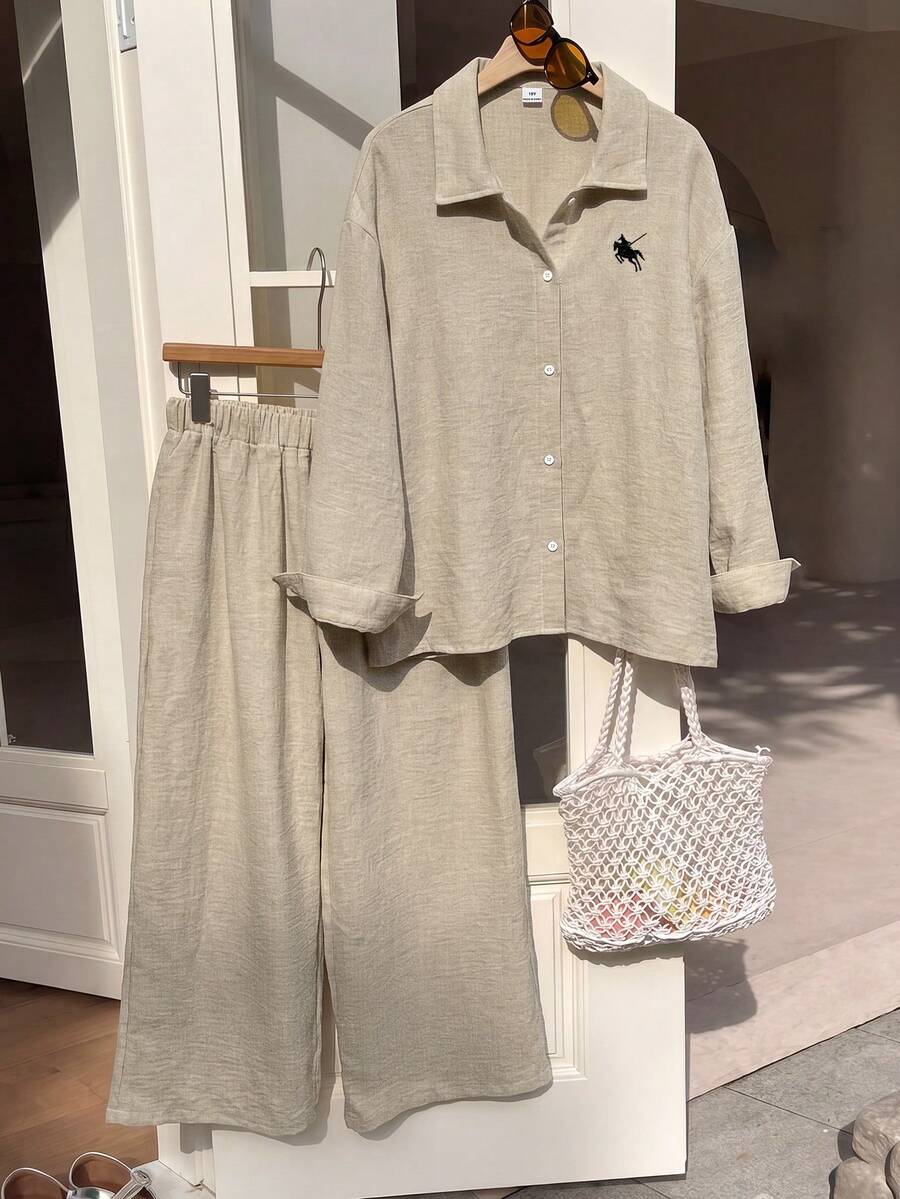 SHEIN Tween女孩淺卡其色紋理2件套,刺繡領長袖襯衫搭配同布料鬆緊腰寬腿褲,親膚面料,休閒隨性風格,春/秋日常街頭通勤套裝,小眾設計極簡風 - 卡其色 - 查看 1