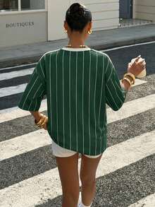 Muchica 休閒極簡風綠色圓領短袖寬鬆女款T恤，適合夏季，搭配對比白色領口與條紋袖子。馬印花增添復古、學院風、經典、時尚、青春與街頭風格。面料光滑舒適，適合秋季。 - 彩色 - 查看 2