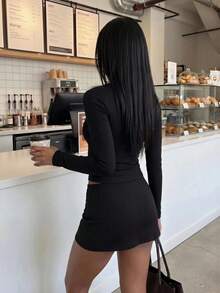 FavEase Kaos Wanita Lengan Panjang Model V-Neck dengan Detail Kerut dan Tali di Depan, Kasual, Lembut, Cocok untuk Musim Gugur. - Hitam - View 2