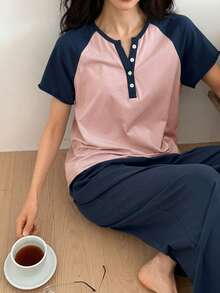 DAZY 休閒撞色落肩袖寬鬆短袖T恤 & 長版睡褲 2件組 夏日女款居家休閒套裝 - 藏蓝色 - 查看 3