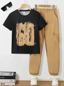 SHEIN 2件組青少年男孩夏季涼爽工裝風黑色字母印花短袖T恤與卡其色多口袋工裝褲套裝，適合日常上學、戶外玩耍、運動、通勤、旅行度假，春/夏季 - 卡其色 - 查看 3