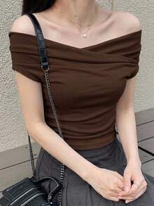 DAZY تي شيرت نسائية بتصميم الكتف الواحد ، أحادية اللون ، آستين قصير ، مناسبة للربيع والصيف - بني - مشاهدة 6