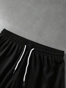 ROMWE MEN Street Life Celana Pendek Olahraga Pria Berbahan Jala dengan Motif Huruf Gaya Jalanan Vintage Amerika - Hitam - View 3