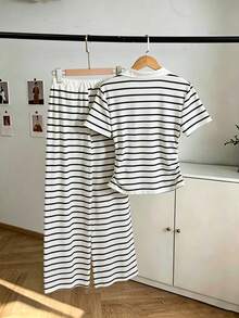 SHEIN 青少年女孩休閒運動套裝，POLO領撞色拼接設計，抓皺腰部短袖上衣，寬腿垂墜長褲，淺杏色運動套裝兼顧舒適與美感，精緻不張揚，抽繩寬腿褲配可調式鬆緊腰，撞色POLO領修飾頸部線條，夏季必備穿搭，適合居家/健身/外出 - 黑與白 - 查看 2