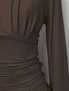 SHEIN Unity Camiseta de moda de unicolor con cuello en V, mangas acampanadas y drapeado ajustado - Café integral - Ver 3
