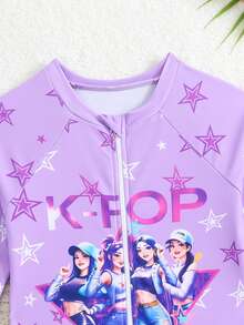 SHEIN 少女一件式泳衣，柔軟芋紫色底色，滿版漸層五角星印花，大膽K-POP字體配星形邊框與韓系女孩圖案，時尚休閒，適合游泳、夏季度假、夏季海灘、夏季假期派對、休閒度假 - 彩色 - 查看 5