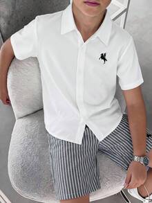 SHEIN 两件套儿童青少年男童休闲学院风舒适翻领白衬衫和黑白条纹短裤套装，适合春夏各种场合，如郊游、情人节、约会、旅行、度假、家庭聚会、返校、婚礼、派对、运动、生日等。 - 彩色 - 查看 4