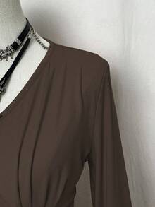 SHEIN Unity Camiseta de moda de unicolor con cuello en V, mangas acampanadas y drapeado ajustado - Café integral - Ver 5