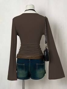 SHEIN Unity Camiseta de moda de unicolor con cuello en V, mangas acampanadas y drapeado ajustado - Café integral - Ver 2