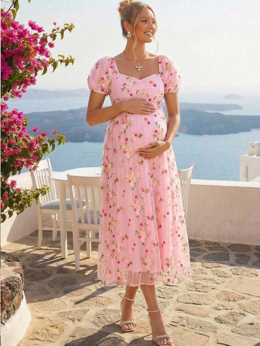 Loomaby 孕婦夏季浪漫海灘度假風派對花卉刺繡網紗甜心領泡泡短袖抓皺胸前收腰洋裝