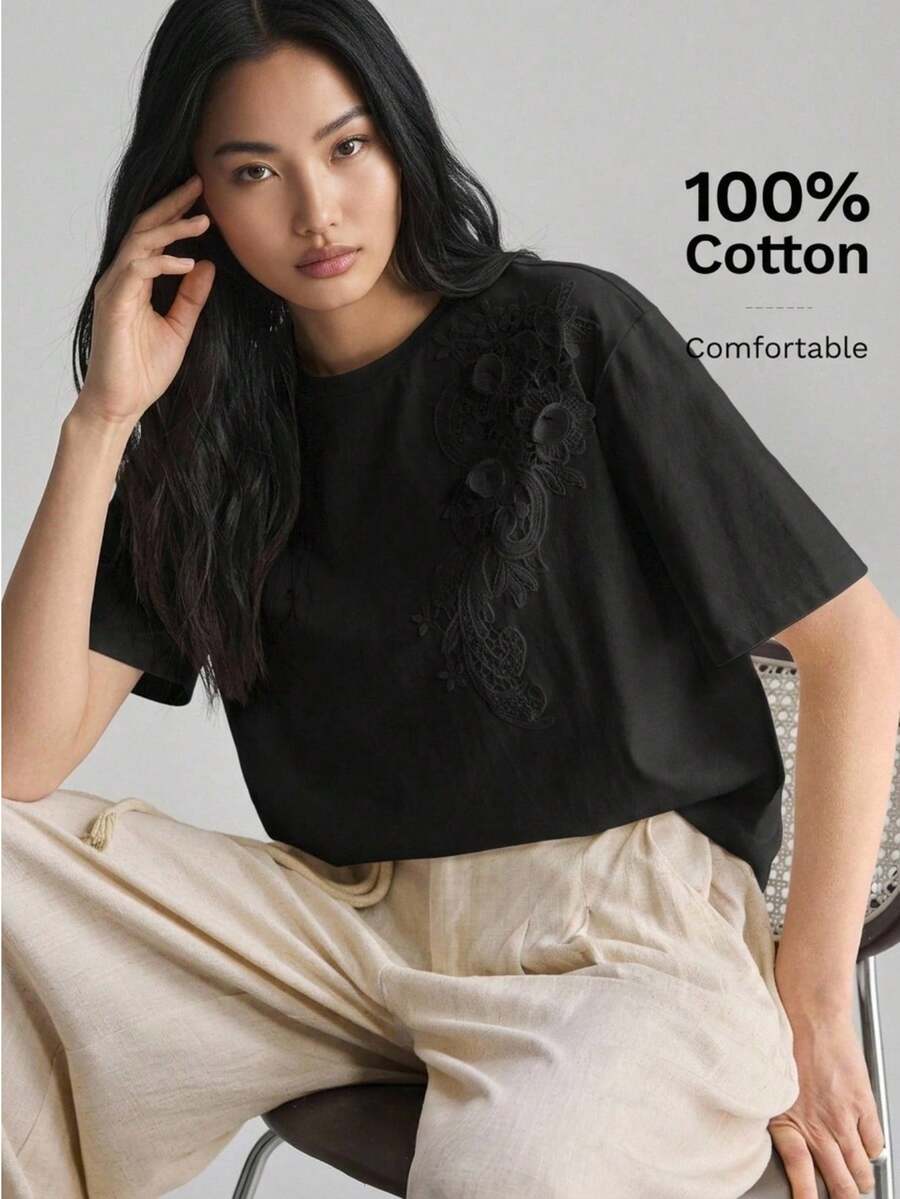 Ontre 女士舒适亲肤吸湿面料修身圆领短袖T恤，胸前饰有刺绣贴片，时尚都市休闲商务办公装，低调复古高端风格，高品质机场/邮轮/中东婚礼宾客着装，简约奢华感，百搭季节必备女士T恤 - 黑色 - 查看 1