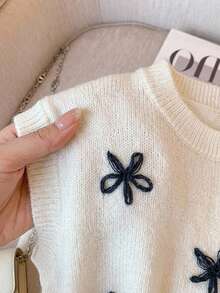 Muvela 休閒度假風真刺繡深藍色花卉刺繡女款薄款百搭針織背心，適合春夏季度假與日常通勤 - 白色 - 查看 5
