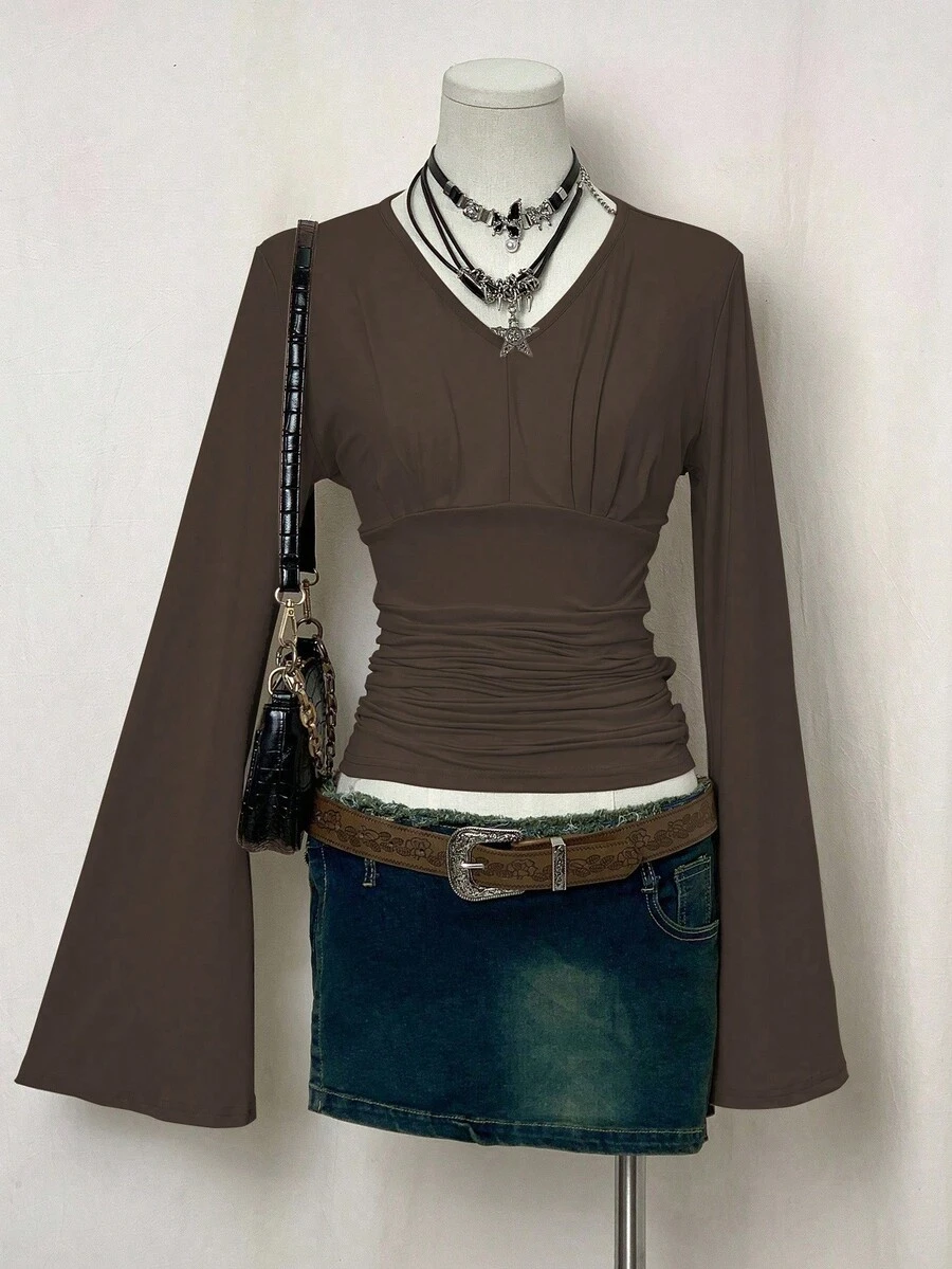 SHEIN Unity Camiseta de moda de unicolor con cuello en V, mangas acampanadas y drapeado ajustado - Café integral - Ver 1