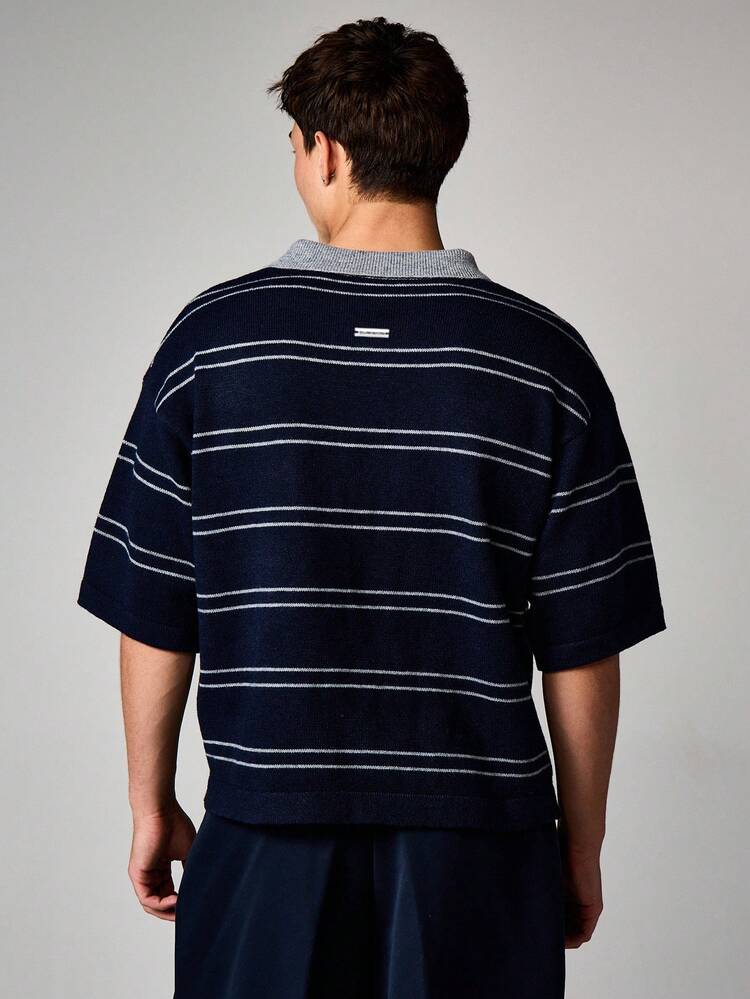 Suéter de rugby de punto con cuello en V a rayas horizontales azul marino y cuello gris en contraste, jersey de manga corta