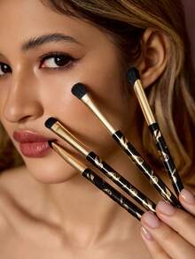 HARRY POTTER X SHEIN Conjunto de 4 Pincéis de Maquiagem para Olhos com Tema de Magia, Pomo de Ouro, Kit de Pincéis de Nylon Macio para Sombra, Sobrancelhas, Corretivo & Detalhes, Ferramentas Cosméticas com Emblema Mágico Fofo e Bolsa com Cordão Preto, Presente Perfeito para Fãs de Filmes de Fantasia & Entusiastas de Maquiagem - Preto - Visão 2