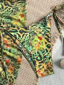 Swim SXY 3件組春夏季度假花卉與動物隨機印花金色珍珠裝飾掛脖三角比基尼上衣、側綁比基尼泳褲與圍裙性感女款泳裝套裝 - 彩色 - 查看 4