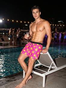 Manfinity Swimmode 男款卡通鴨子印花抽繩腰口袋沙灘短褲 - 玫紅色 - 查看 5