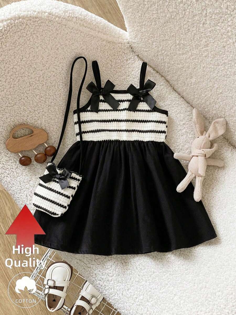 SHEIN Playful Pals 女嬰夏季黑白甜美清新花卉裝飾細肩帶洋裝,附配套小斜背包,寬鬆裙擺,適合日常出遊、休閒旅行、家庭聚會及夏季野餐 - 黑色 - 查看 1