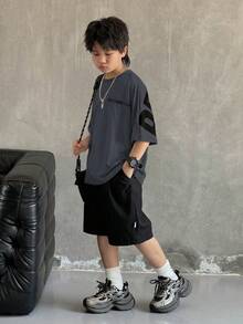SHEIN 青少年男孩休閒日韓風寬鬆街頭風大字母圖案圓領短袖T恤，適合通勤、上學、日常休閒出遊、運動，春夏季穿著 - 深灰色 - 查看 3