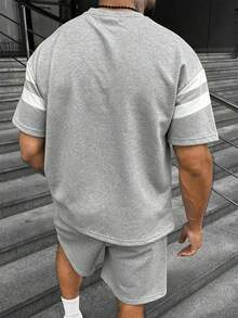 Manfinity Homme Conjunto de camiseta de manga corta y pantalones cortos casuales de verano para hombre con bloques de color, bolsillo tipo acordeón, rayas blancas, atuendo cómodo - Gris - Ver 2