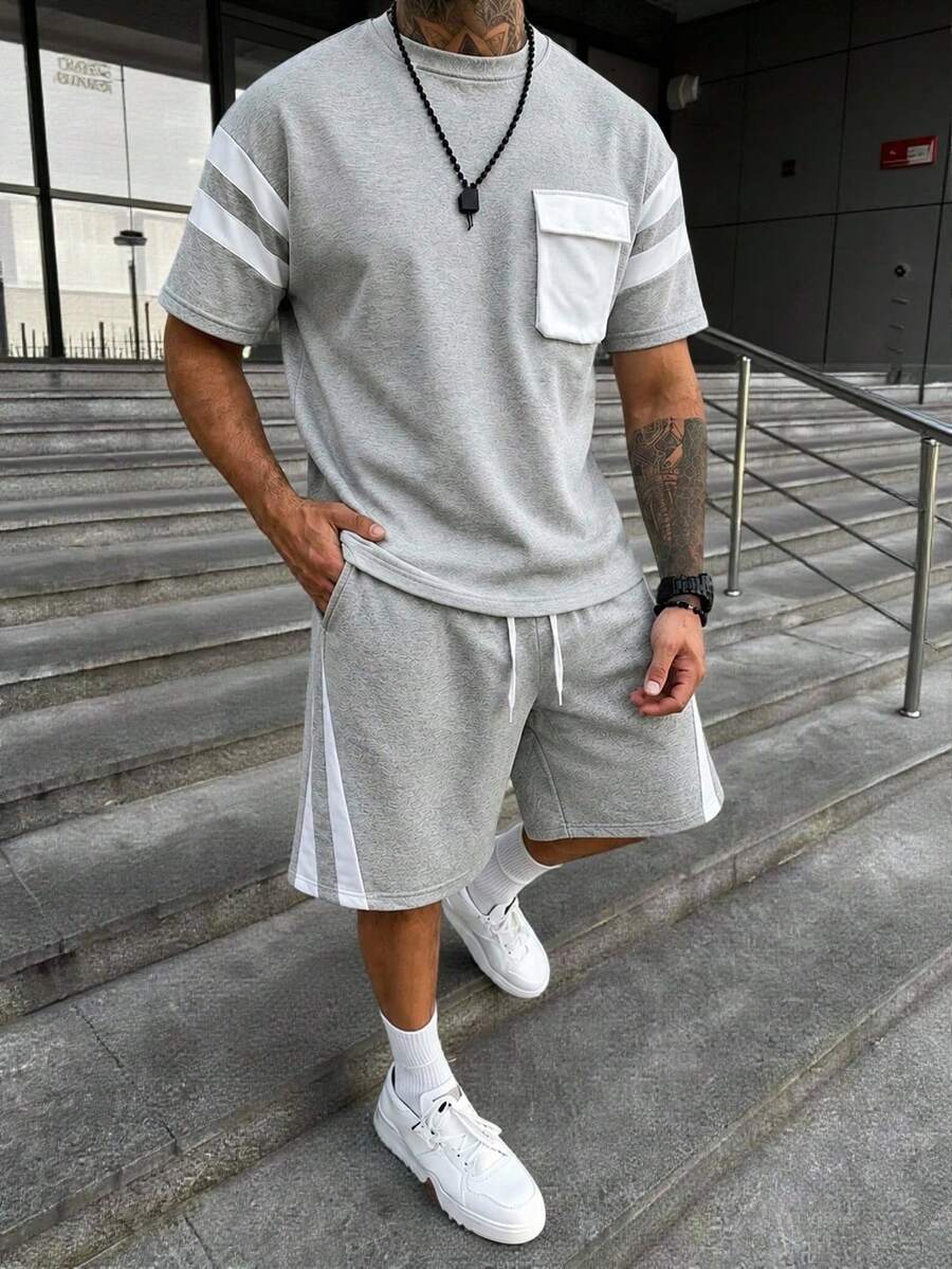 Manfinity Homme Conjunto de camiseta de manga corta y pantalones cortos casuales de verano para hombre con bloques de color, bolsillo tipo acordeón, rayas blancas, atuendo cómodo - Gris - Ver 1