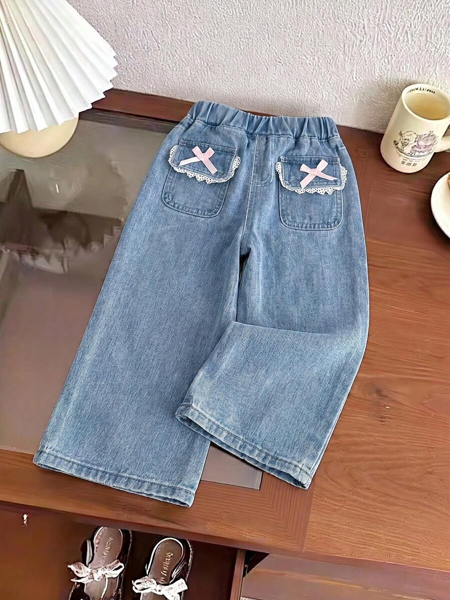 SHEIN 女童牛仔長褲,夏季,柔軟,棉質,可愛,甜美,休閒,百搭,舒適,簡約,全彈性腰帶,前側貨口袋,蕾絲飾邊 + 蝴蝶結裝飾,寬鬆直筒寬腿版型,淺藍色水洗牛仔長褲,適合日常出遊與度假 - 藍色 - 查看 1