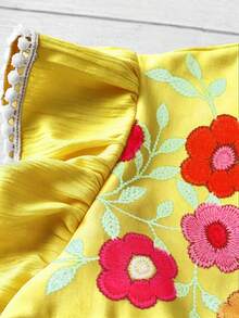 Linhara CURVE 大尺碼女款缺口V領花卉刺繡圖案百褶休閒百搭日常出遊襯衫 - 黃色 - 查看 4