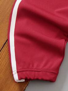 SHEIN 幼童兒童2件組POLO短袖上衣套裝，兒童服飾套裝，整體淺米色，休閒風格，半拉鍊高領設計，側面黑色條紋裝飾，附贈配套斜背小包，包包與衣服均有黑馬圖案，下身為慢跑長褲，側面同樣有黑色條紋，整體簡約時尚，適合日常穿著 - 酒紅色 - 查看 6
