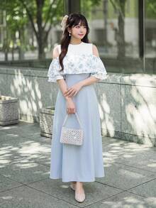 Bijouette Zan Ying 櫻花季末班車限量版大尺碼灰藍拼接水墨印花露肩洋裝，法式優雅拼接設計，上身水墨花卉印花 + 露肩荷葉邊下擺，下身灰藍修身A字長洋裝，完美遮肚遮臀顯瘦效果，適合梨形與蘋果身型，全尺碼無束縛，5月初夏季優雅通勤約會出遊賞花多場景穿搭，適合黃金週逛街旅遊氛圍穿搭，大尺碼女裝專屬高級顯瘦宴會日常長洋裝，收腰顯瘦洋裝，後背繫帶設計時尚優雅顯瘦 - 藍白色 - 查看 8