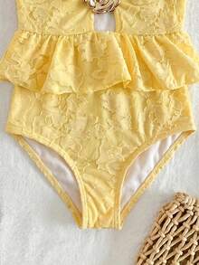 SHEIN Traje de baño de una pieza para bebé niña con textura de punto, decoración de perlas falsas amarillas, decoración de flor de metal y tirantes con volantes - Amarillo - Ver 5