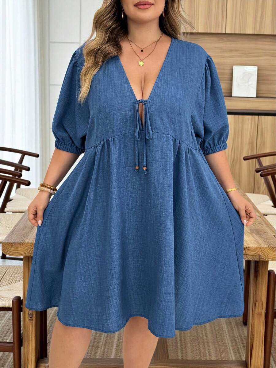 SHEIN CURVE+ V領蝴蝶結泡泡燈籠袖抓皺荷葉邊A字傘裙娃娃洋裝 中袖休閒寬鬆優雅通勤老錢風度假春夏季女款短洋裝 - 藍色 - 查看 1