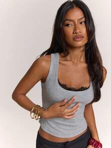 SHEIN BAE Top de tirantes sexy y elegante para mujer con patchwork de encaje gris, cuello cuadrado, estilo básico, para aeropuerto, casual, top de tirantes acanalado para vacaciones de verano - Gris Claro - Ver 6