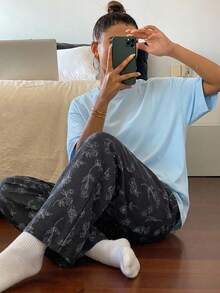 Livesso 2件組女款睡衣套裝，純色寬鬆T恤上衣搭配花卉線條圖案印花睡褲，適合夏季 - 淺藍色 - 查看 4