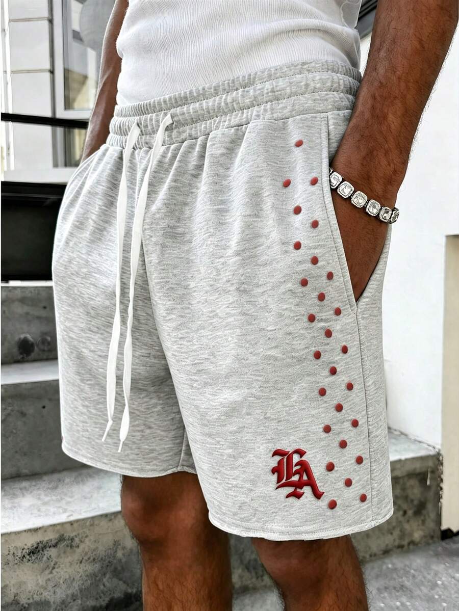 Manfinity Roghcode 男士休閒破邊抽繩腰灰色短褲,紅色3D印花,百搭風格,適合日常穿著。男士運動短褲,灰色短褲,男士運動短褲 - 淺灰色 - 查看 1