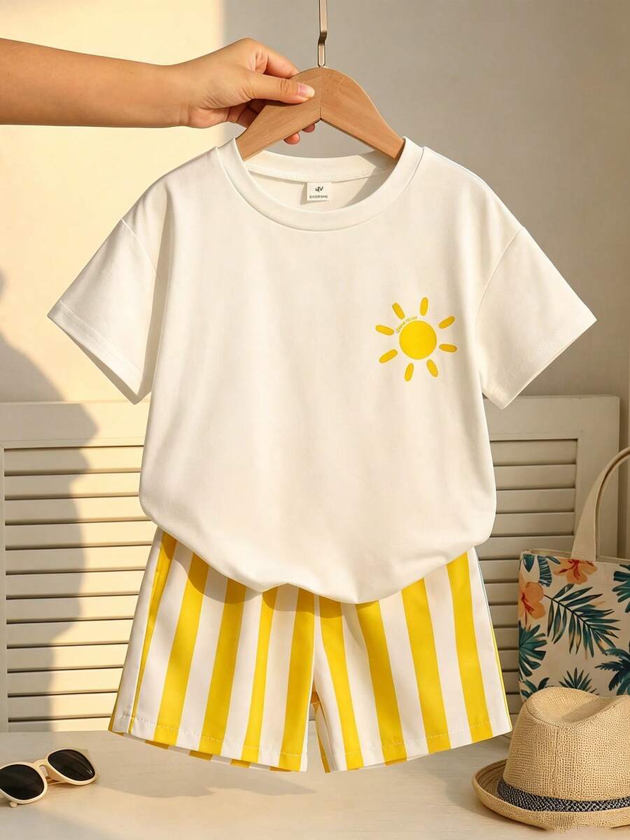 SHEIN Playful Pals 2件/套 幼童男童休閒時尚舒適圖案印花圓領落肩上衣與條紋印花短褲,適合春/夏季、戶外玩耍、日常百搭、柔軟夏季衣物、度假 - 黃色 - 查看 1