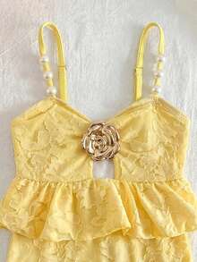 SHEIN Traje de baño de una pieza para bebé niña con textura de punto, decoración de perlas falsas amarillas, decoración de flor de metal y tirantes con volantes - Amarillo - Ver 4