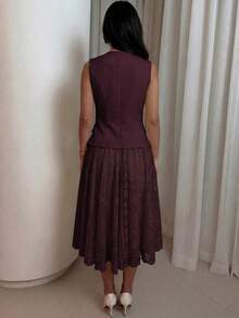 Modelyn 女款春夏黃色編織無袖V領收腰鈕扣裝飾假口袋A字優雅通勤上衣與A字蕾絲優雅浪漫裙 2件套 - 酒紅色 - 查看 2