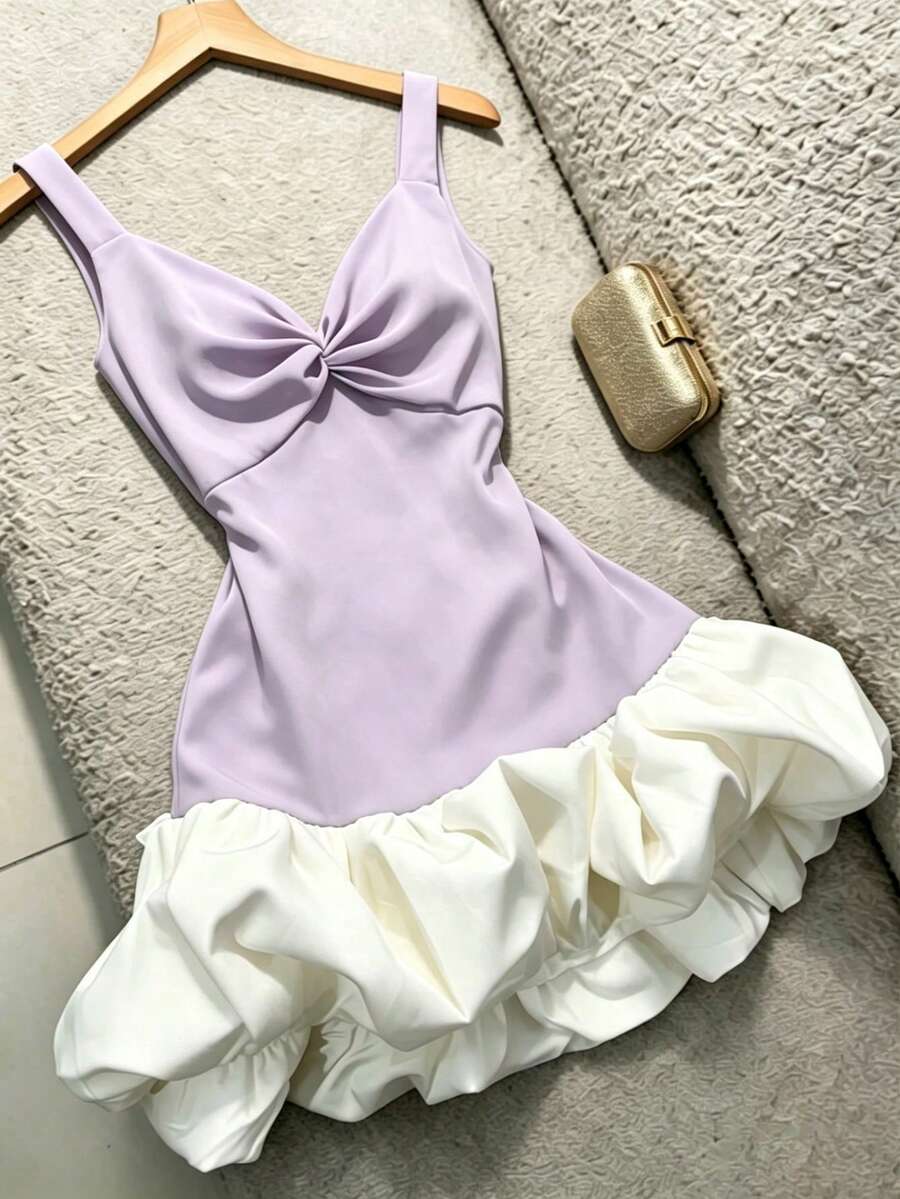 SHEIN Franclia 對比色細肩帶抓皺吊帶洋裝,黑白撞色,泡泡裙襬,修身短版。Y2K風格夏季無袖V領洋裝,適合派對、夜店穿搭。 - 淡紫色 - 查看 1