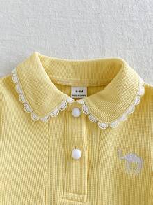 SHEIN Playful Pals 1件女嬰彼得潘領珍珠鈕扣前開短袖洋裝，淺黃色純色華夫格紋軟面料，駱駝刺繡可愛休閒百搭簡約清新時尚POLO領洋裝裙，適合夏季日常出遊、購物、週末公園、遊樂園、旅行、度假、拍照及各種室內/室外場合 - 黃色 - 查看 4