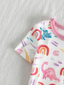 Set Pakaian Santai Bayi Perempuan Lucu dan Ceria dengan Motif Awan Pelangi dan Dinosaurus Berwarna-warni di Seluruh Permukaan, Atasan Lengan Pendek Leher Bulat Pink dengan Tali Serut dan Celana Panjang, Nyaman, Pas di Badan, Terbuat dari Kain Bergaris Elastis Tinggi. - Berwarna merah muda - View 4