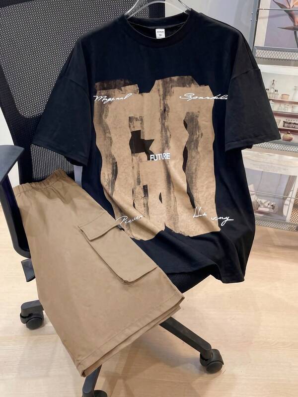 SHEIN Conjunto de 2 piezas para niño preadolescente: camiseta negra de cuello redondo y manga corta con estampado de letra grande estilo universitario casual y pantalones cortos cargo caqui, adecuado para ir y venir, escuela, salidas casuales diarias, deportes, primavera y verano