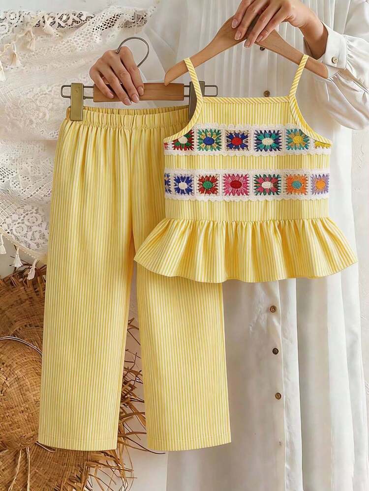 Genkimix Kids 女童休閒時尚度假風黃白條紋細肩帶無袖短版背心上衣，搭配3D花朵鉤編蕾絲飾邊彈性腰寬腿長褲套裝，可愛甜美日常與度假穿搭 - 黃色 - 查看 3